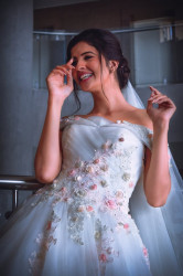 Robes de mariée avec cristaux sur le bustier